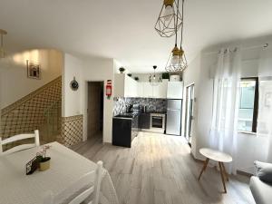 un soggiorno con tavolo e cucina di Casa Algarvia a Portimão Altre 21 foto