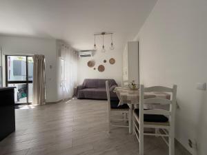 un soggiorno con un tavolo e un divano di Casa Algarvia a Portimão