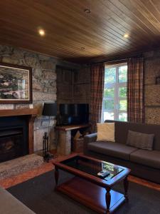 Μια τηλεόραση ή/και κέντρο ψυχαγωγίας στο Casas do Souto +160 φωτογραφίες