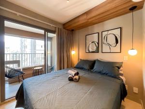 ein Schlafzimmer mit einem Bett, auf dem ein Teddybär liegt in der Unterkunft Handy Paraíso condomínio com piscina ao lado do Ibirapuera in São Paulo + 247 Fotos