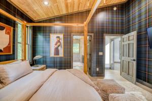 a bedroom with a large bed in a room at Morgan Trail - Stunning Mountain Masterpiece in Epworth