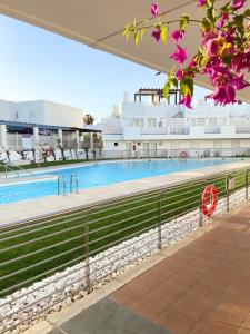 莫哈卡尔Mojacar 1ª linea playa vacaciones的建筑物前的游泳池