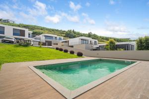 Bazén v ubytování Dori's Modern Retreat by TMLC nebo v jeho okolí