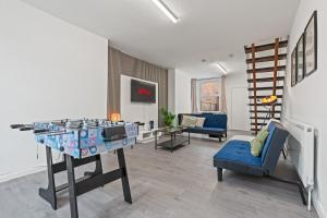 a living room with a stove in the middle at The Sheriff's Den in Nottingham
