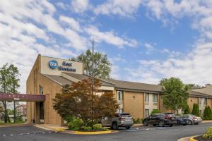 een gebouw met een bord dat het beste westerse leest bij Best Western Manassas in Manassas