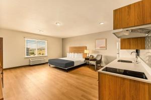 Nhà bếp/bếp nhỏ tại LivAway Suites Portland- Scarborough