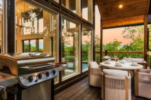Χώρος καθιστικού στο Redtail Lodge - Pool Hot tub Game Room & Views