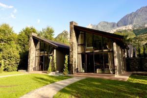 a house with mountains in the background at Northstar Villas in Bogë