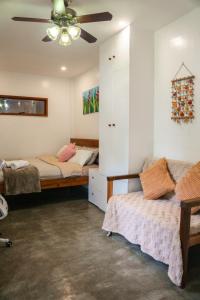 Ένα ή περισσότερα κρεβάτια σε δωμάτιο στο The Garden Room - Comfy apartment with workspace