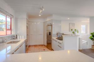 Kuchyň nebo kuchyňský kout v ubytování Hilton Retreat + 38 fotografií