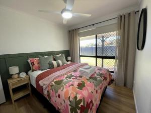 Postel nebo postele na pokoji v ubytování Pantai Indah Cottage