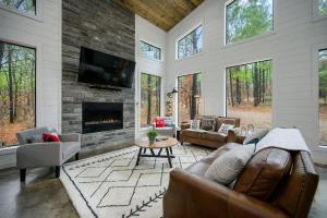 TV a/nebo společenská místnost v ubytování Bearfoot Chill'Inn - Relaxing Escape in Broken Bow