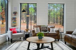 Posezení v ubytování Bearfoot Chill'Inn - Relaxing Escape in Broken Bow + 34 fotografií