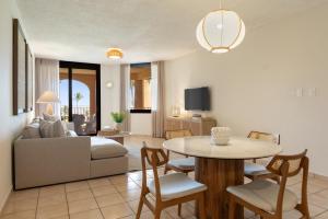 una sala de estar con un sofá y una mesa en Beachfront Paradise 2br Crescent Beach Seaside, en Humacao