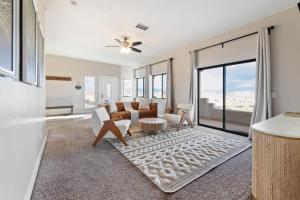 Ruang duduk di The Overlook - Amazing Views Hot Tub & Game Room +28 gambar