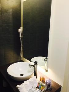 un bagno con lavandino e specchio di Kenting A&S a Città Vecchia di Hengchun