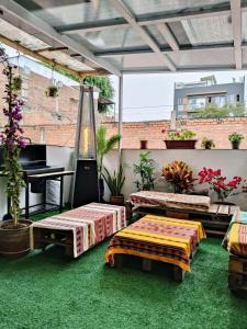 ein Zimmer mit zwei Betten und einem Klavier auf einem Balkon in der Unterkunft Lima Hostel - Barranco in Lima