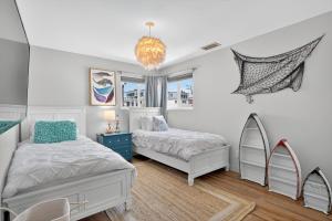 マンハッタン・ビーチにあるYour Coastal Getaway in Manhattan Beach Awaitsのベッド2台と鏡のある寝室