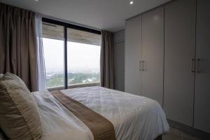 Postel nebo postele na pokoji v ubytování SONRIELE luxury apartments at 262 Florida Road