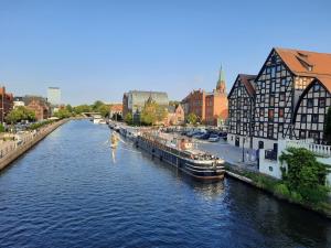 une personne saute dans une rivière dans une ville dans l'établissement Apartament Jagiellońska, à Bydgoszcz
