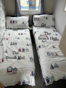 En eller flere senge i et værelse på CT12 The Beach Hut