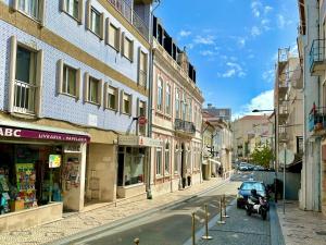 アヴェイロにあるRefúgio do Bairro Centro Histórico Aveiroの道路脇に停車した路