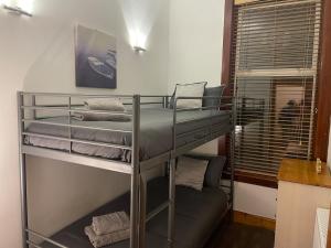 un paio di letti a castello in una stanza di Quirky Cottage Central Bathgate a Bathgate