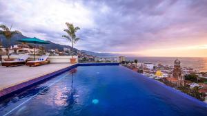 Nise في بويرتو فايارتا: مسبح كبير مطل على المحيط