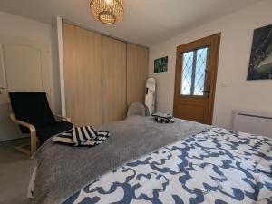 una camera da letto con un letto, una sedia e una finestra di Studio confortable avec espace extérieur privatif - FR-1-611-109 a Braucourt
