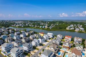 een luchtzicht op een stad met huizen en een rivier bij Pool Hot Tub Beach Gear included in Corolla