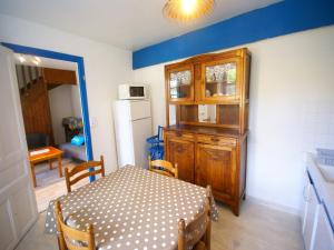 Η κουζίνα ή μικρή κουζίνα στο House in Clohars-Carnoët with Exotic Park