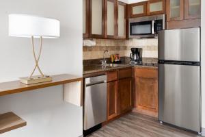 Nhà bếp/bếp nhỏ tại Staybridge Suites Harrisburg-Hershey by IHG