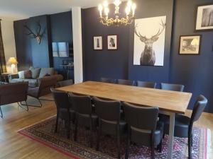 Petit-ThierにあるRustic Ardennes Retreatの木製のテーブルと椅子のあるダイニングルーム +22枚の写真