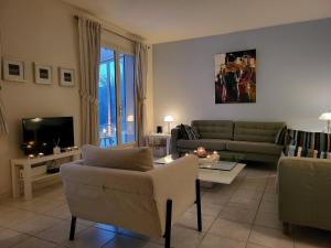 Μια τηλεόραση ή/και κέντρο ψυχαγωγίας στο Villa in Saint-Couat with Private Pool