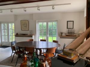 Χώρος καθιστικού στο Charming Home w Garden