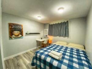Billede fra billedgalleriet på Shared queen bedroom near DT - not entire place i Calgary