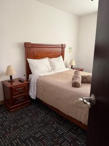 a bedroom with a bed and a nightstand with two lamps at Vertiz apartment-hot tub - wifi- HiveNB in Mexico City