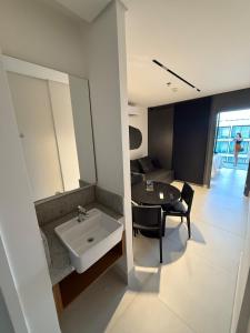 La salle de bains est pourvue d'un lavabo, d'une table et d'une chaise. dans l'établissement Gav Porto Alto Resorts Porto de Galinhas, Pernambuco, à Penedo 5 autres photos