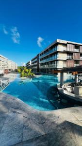 une grande piscine devant un immeuble dans l'établissement Gav Porto Alto Resorts Porto de Galinhas, Pernambuco, à Penedo