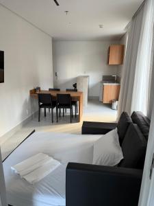 un salon avec un lit et une salle à manger dans l'établissement Gav Porto Alto Resorts Porto de Galinhas, Pernambuco, à Penedo