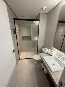 une salle de bains avec douche, toilettes et lavabo dans l'établissement Gav Porto Alto Resorts Porto de Galinhas, Pernambuco, à Penedo