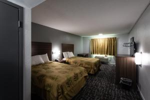 una camera d'albergo con due letti e una finestra di Regency Inn & Suites a Nashville