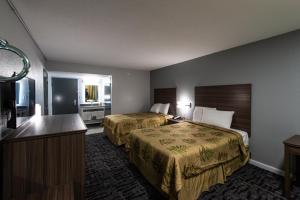 una camera d'albergo con due letti e una televisione di Regency Inn & Suites a Nashville