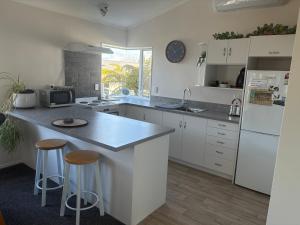 Kuchyň nebo kuchyňský kout v ubytování Ewing Escape, Acacia Bay, Taupo + 13 fotografií