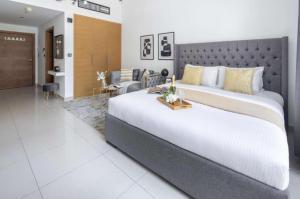 Ένα ή περισσότερα κρεβάτια σε δωμάτιο στο Elegant Escape-downtown near Dubai mall