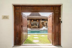 Πισίνα στο ή κοντά στο Renovated Villa Aksara Oberoi, 700m to Beach
