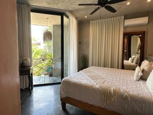 una camera con letto e ventilatore a soffitto di Xkeban Tulum Adults Only a Tulum Altre 63 foto