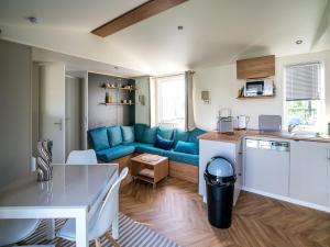 Η κουζίνα ή μικρή κουζίνα στο Chalet in Oostkapelle near Beach & Pool