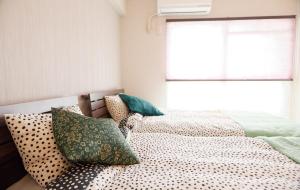 Katil atau katil-katil dalam bilik di 和とモダンデザインの融合 最上階の静かなお部屋 Quiet room on the top floor 駅徒歩1分 1 min walk from station 30 minutes to Ghibli Park +38 gambar