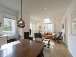 Χώρος καθιστικού στο Bungalow in Sint Maartenszee near the beach